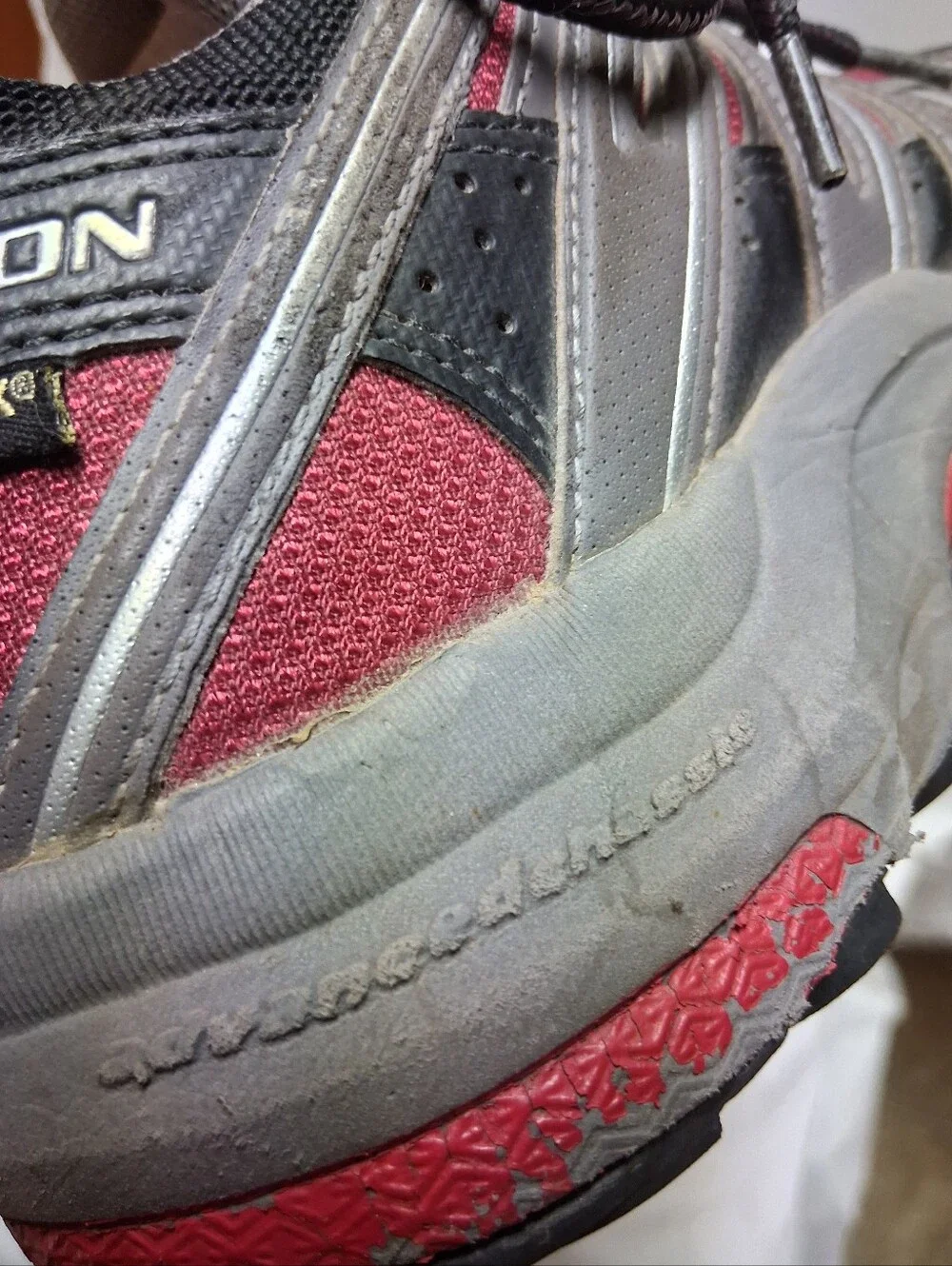 Salomon Men's Red and Gray Athletic Trail Shoes Size 8.5 Preowned